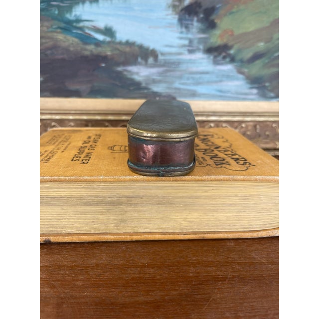 Metal 19th Century Possibly Dutch Brass and Copper Toned Snuff Box With Figural Tavern Scene and "T Is Niet Anders" Inscription. For Sale - Image 7 of 10