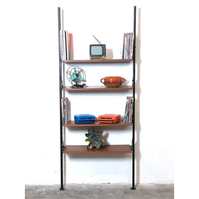 This single-span bookcase was produced in Italy in the 1960s and embodies the elegance and distinctive style of the era....