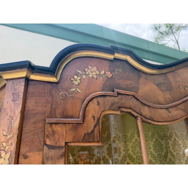 1970s Hand Painted Gold Leaf Chinoiserie Vitrine Burl Wood Display Cabinet For Sale - Image 9 of 16