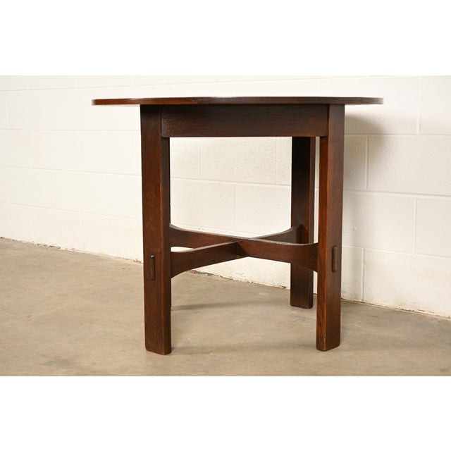 A gorgeous antique Mission oak Arts & Crafts center table, lamp table, or occasional side table By Stickley Brothers...