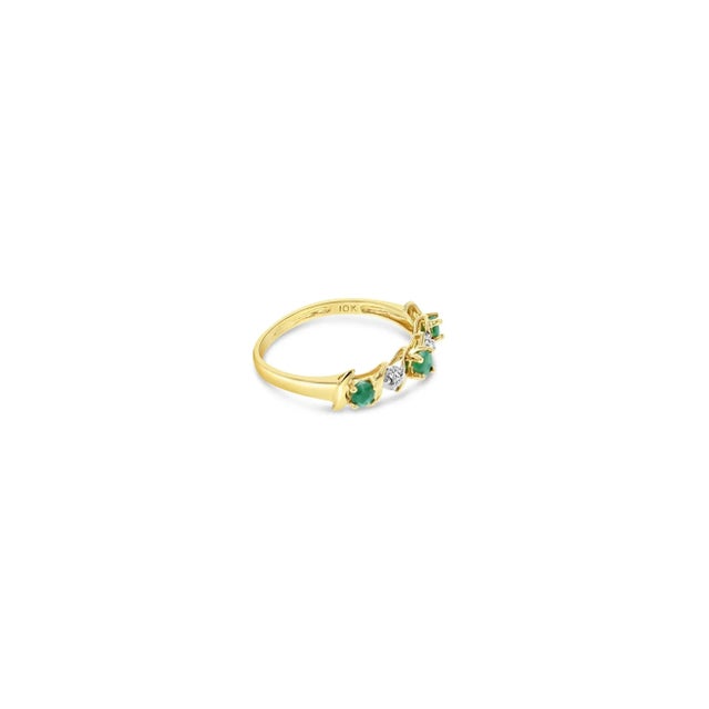 ♥ Product Summary ♥ Main Stone: Emerald & Diamond Approx. Carat Weight: .15cttw Band Material: 10k Yellow Gold Stone Cut:...