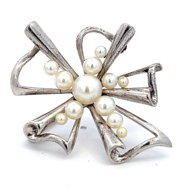1990s 1990s Mikimoto Estate Akoya Pearl Brooch Pin Silver For Sale - Image 5 of 10