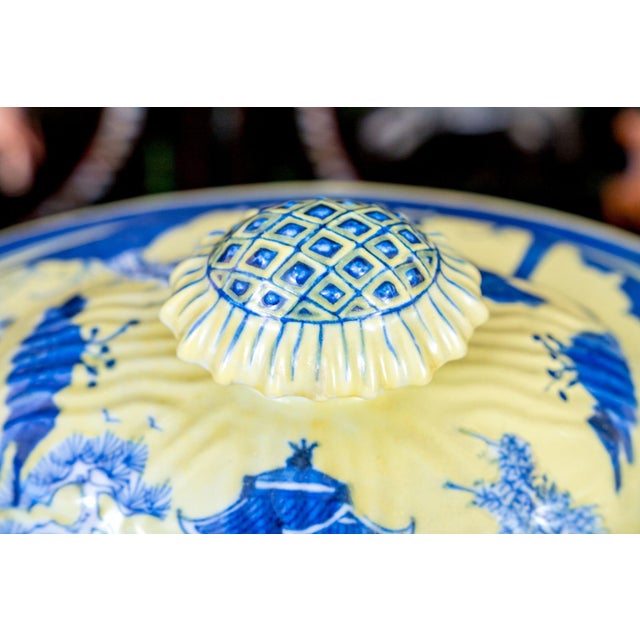 Chinese 19th Century A Fabulous Chinese Export Porcelain Soup Tureen in Classic Form For Sale - Image 3 of 10