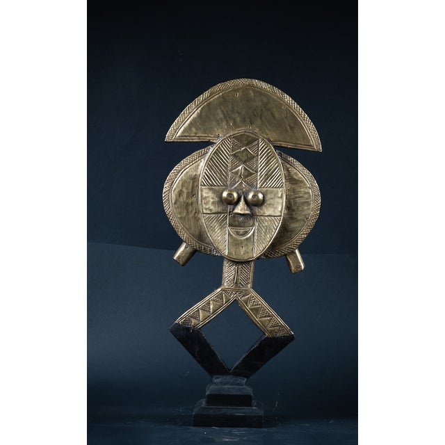 Central African Kota Reliquary in Hammered Brass and Wood, Gabon, 20th Century For Sale - Image 4 of 4