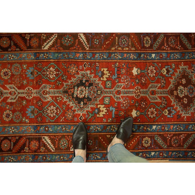 :: Interconnected center medallions in stepped contour and arrowed barber pole alternating coloration atop a covered field...