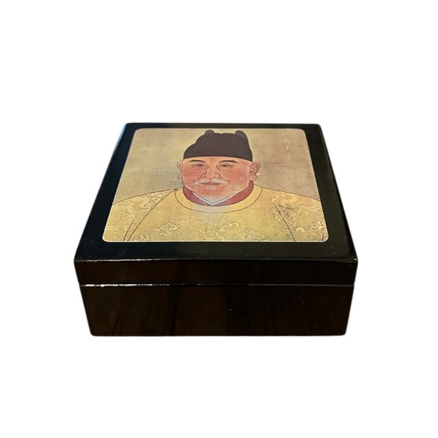 Wood Vintage Chinoiserie Chinese Ancestor Lacquerware Decorative Box With Set of 6 Coasters in the Manner of Mottahedeh , C.1970 For Sale - Image 7 of 11