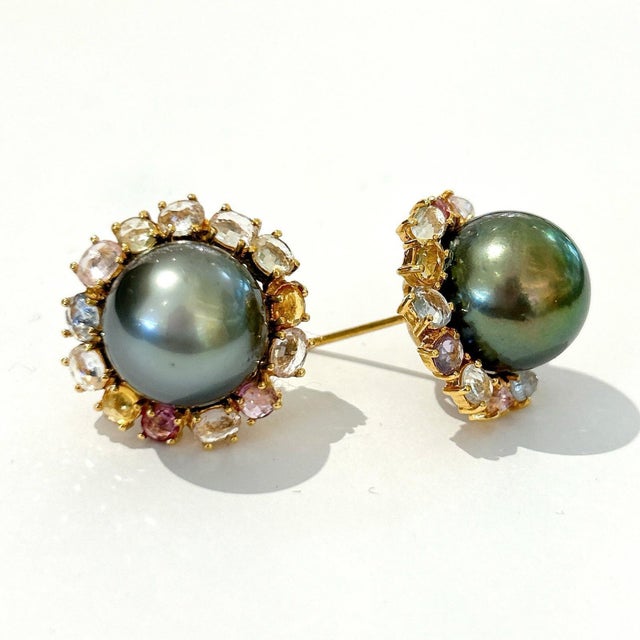 Baroque Bochic "Orient" Tahiti Pearls & Multi Sapphire Earrings Set In 18K Gold & Silver For Sale - Image 3 of 18
