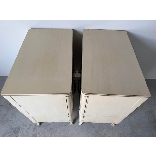 Vintage Grosfeld House French Provincial Louis XV Style Cane & Lacquered Nightstands – Pair For Sale In Miami - Image 6 of 12