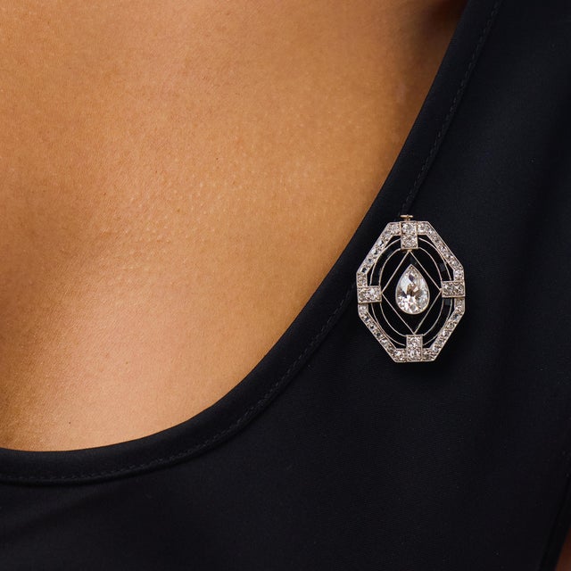 1920s French Art Deco 2.00 Carat Old Pear Shape Diamond Onyx Platinum Brooch For Sale - Image 5 of 6