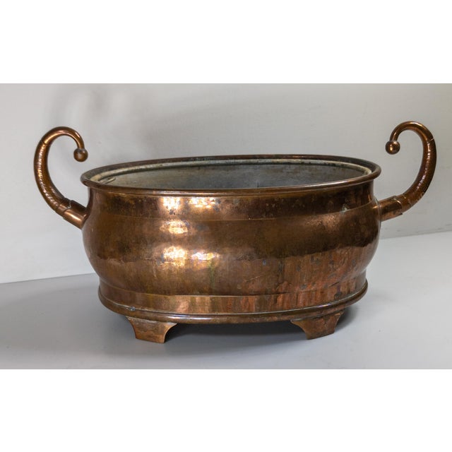 We are selling this stunning English Arts and Crafts copper planter. This jardiniere has great form with elegant handles...