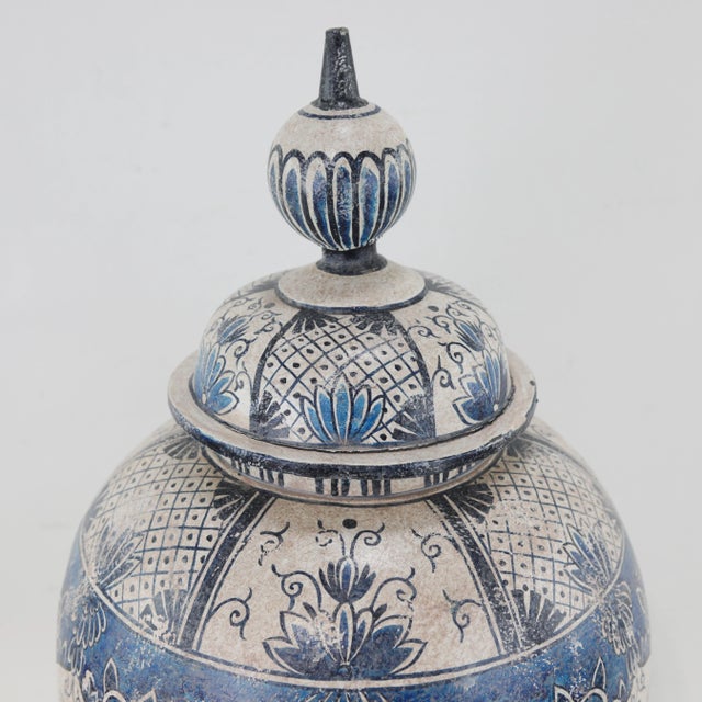 Vintage Hand-Painted Blue & White Tole Ginger Jar With Floral Motifs – Lidded Decorative Vase For Sale In New York - Image 6 of 11