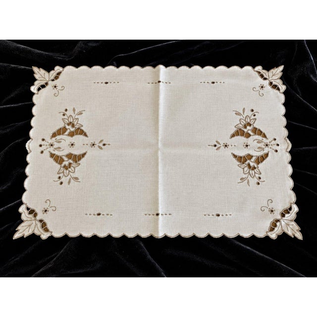 Late 20th Century Vintage Madeira Style Embroidered Linen Table Set 5 For Sale - Image 5 of 10