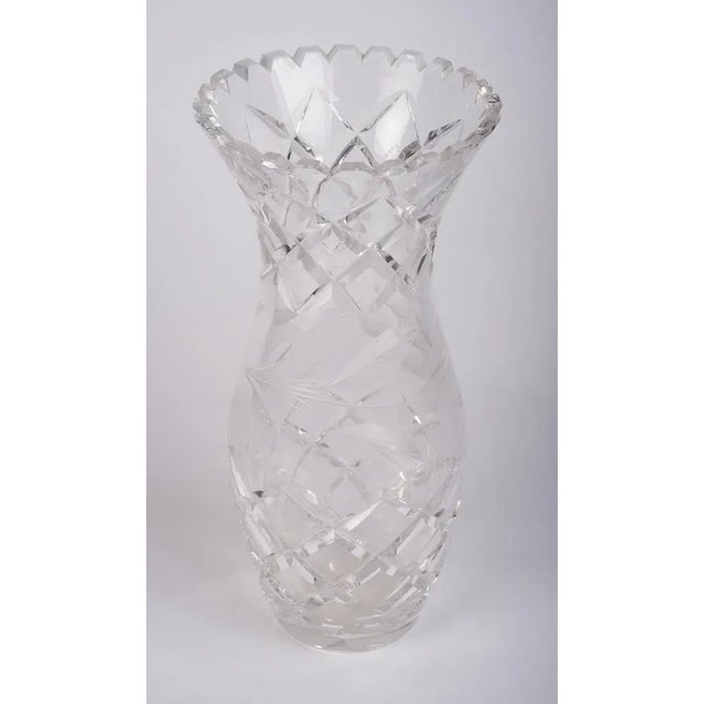Danish crystal vase in faceted glass with flower motive. 1960s. Excellent condition.