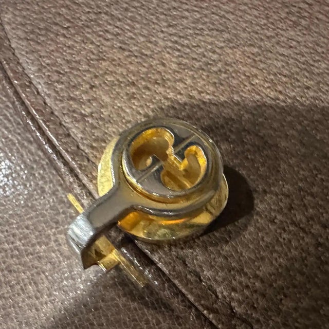 An Elegant 1970s Brown Leather and Brass Hardware Shoulder Bag by Gucci For Sale - Image 6 of 16