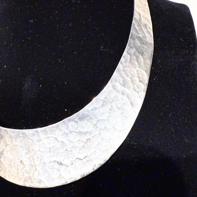 1970s 1970s Mexican Hand Hammered Silver Torc Collar Necklace For Sale - Image 5 of 7