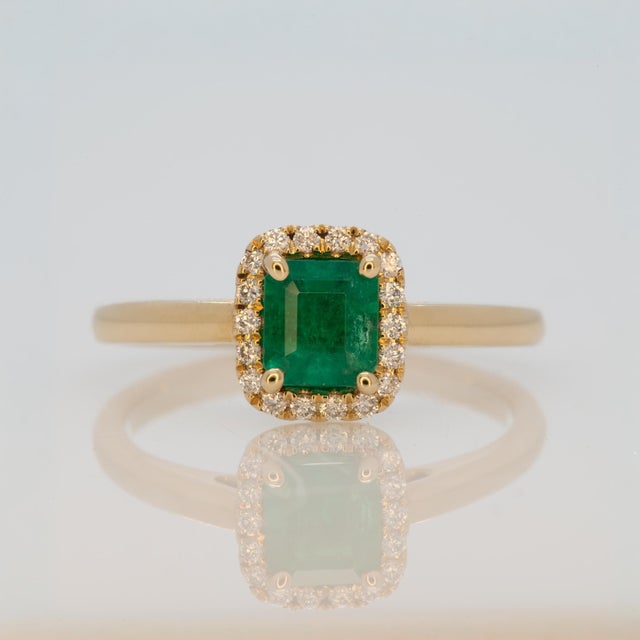 Colombian Emerald Ring With Earth Mined Diamonds Accents: Solid 14k Gold, Size 6.75 For Sale - Image 4 of 7