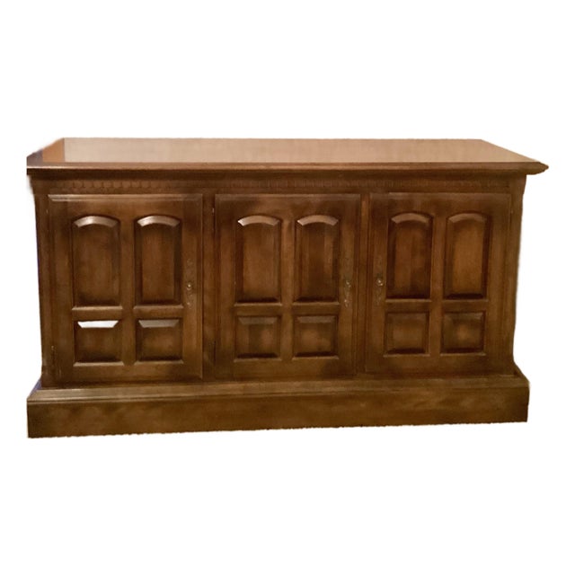 Vintage 1970s Ethan Allen American Traditional Solid Maple Sideboard/Credenza For Sale
