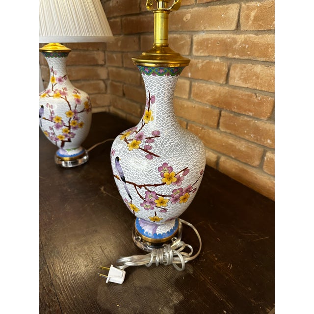1950s Pair of Cloisonné Birds Lamps on Lucite Paired With White Silk Pencil Pleated Shades. For Sale - Image 5 of 9