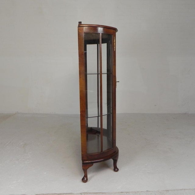 Brown English Art Deco Display Cabinet on Ornate Legs, 1930s For Sale - Image 8 of 18