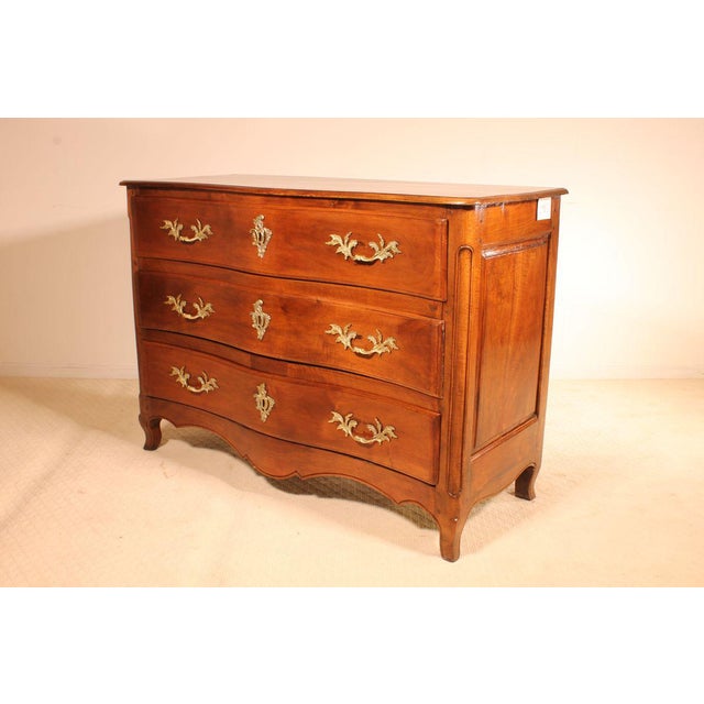 Beautiful curved chest of drawers in walnut, 18th century from France Very beautiful Louis XV chest composed of 3 drawers....