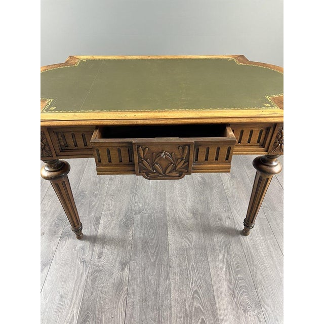 20th Century Louis XVI Desk in Wood, in Very Good conditions. Designed 1920 to 1949
