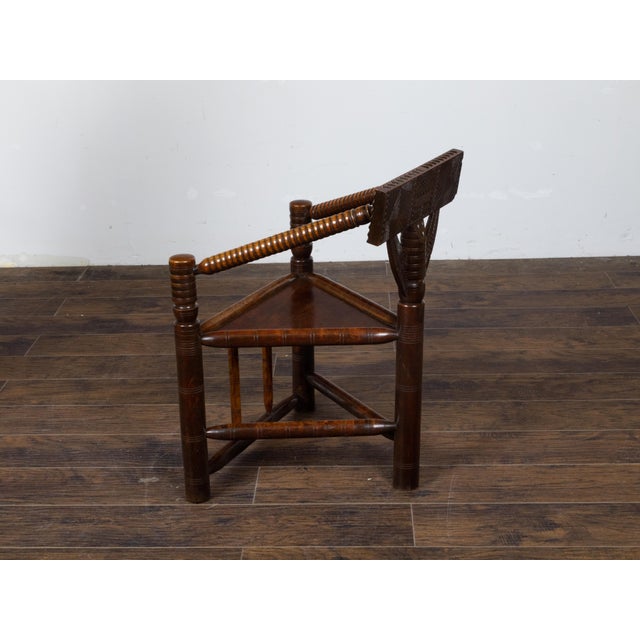 Wood Early 20th Century English Turn of the Century Oak Corner Chair with Carved Geometric Back Splat For Sale - Image 7 of 12