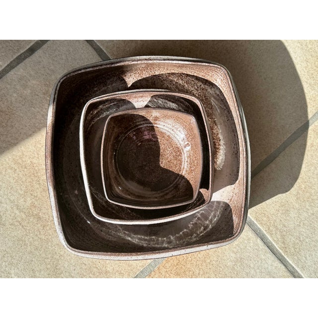 This set of handcrafted bowls from the Serocka workshop captivates with its characteristic combination of warm brown,...