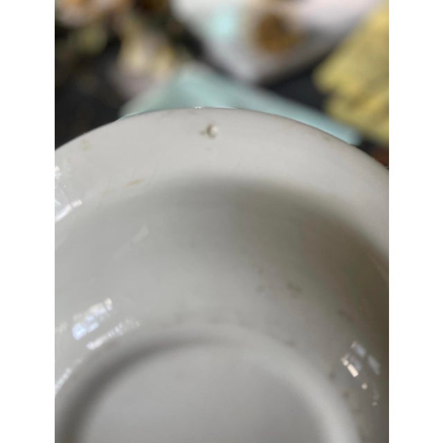 1950s MCM Old Curioisity Shoppe Green and White Transferware Serving Bowl For Sale In Chicago - Image 6 of 9