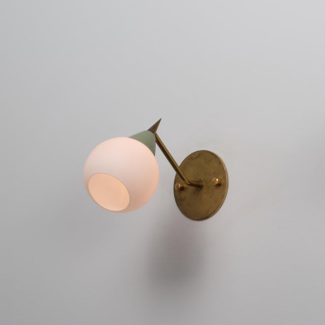 Italian wall sconce dating from the 1950s, characterized by a compact and well-defined composition typical of mid-century...