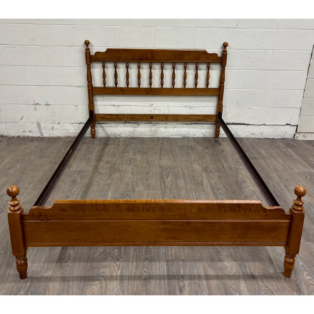 American Vintage Full Size Heywood Wakefield Old Colony Maple Bed For Sale - Image 3 of 15
