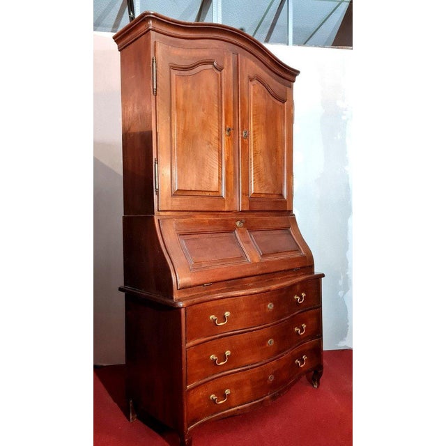 Louis XV Curved Walnut Chest of Drawers For Sale - Image 4 of 6