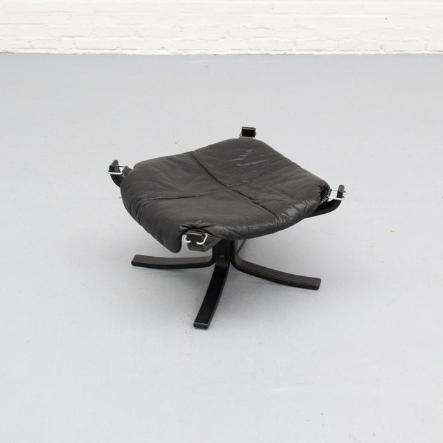 Sigurd Ressel Falcon ottoman, produced by Vatne Möbler in Norway in the 1970s. Featuring a black lacquered wooden frame...