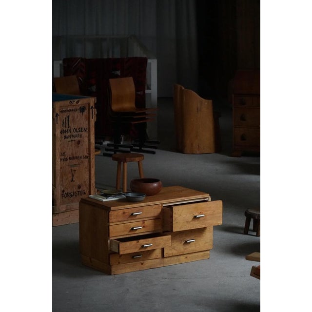 Brown Mid-Century Art Deco Style Chest of Drawers in Pine with Metal Handles, 1940s For Sale - Image 8 of 18