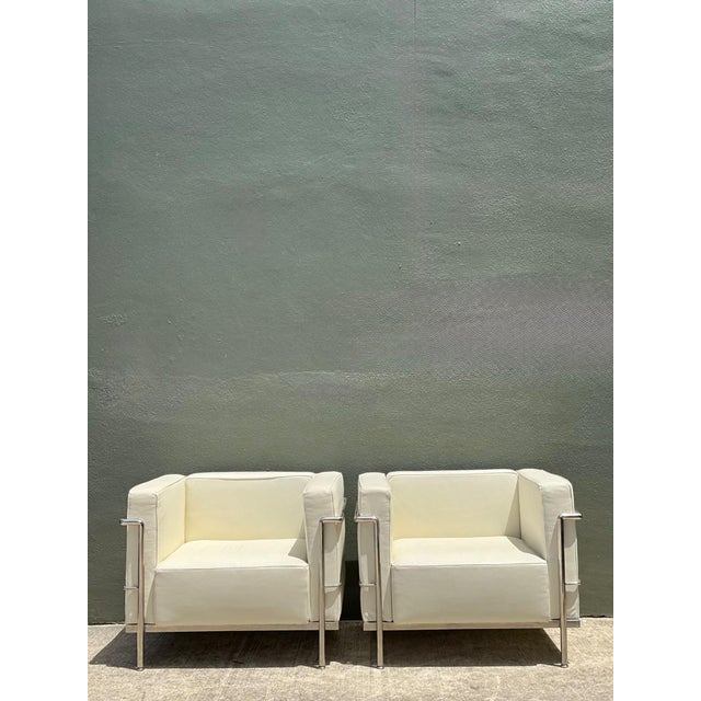 This striking pair of vintage lounge chairs reflects the enduring modernist legacy of Le Corbusier, celebrated for his...