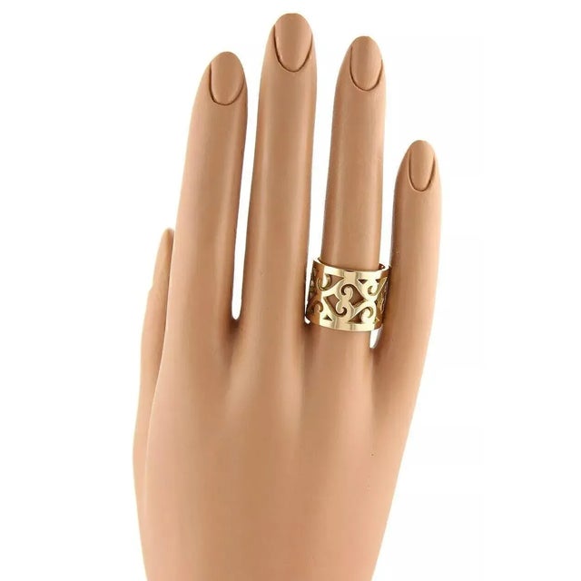 This lovely authentic band ring is by Hermes and is crafted from solid 18k yellow gold in a high polished finish. The 15mm...