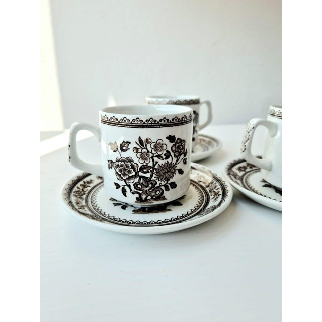 An elegant set of three espresso cups and matching saucers, produced by the historic English manufacturer Wood & Sons,...