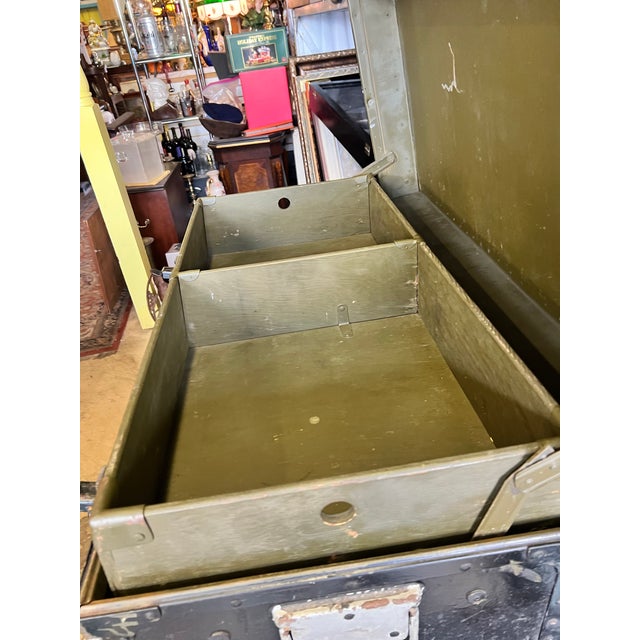 Early 20th Century Mid-Century Modern Industrial Us Military Footlocker Trunk With Original Insert Tray For Sale - Image 5 of 12