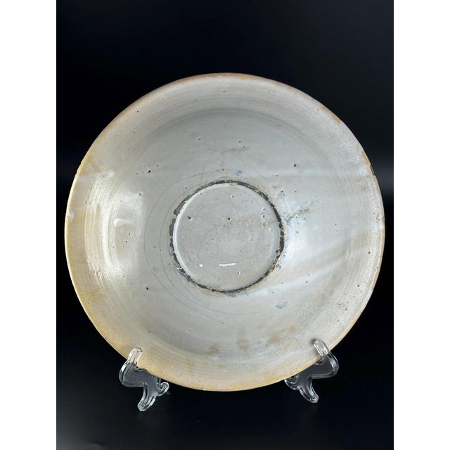 Spanish Talavera Blue and White Faience Charger with Bird and Helechos y Palmeta Decoration, 18th Century For Sale - Image 9 of 10