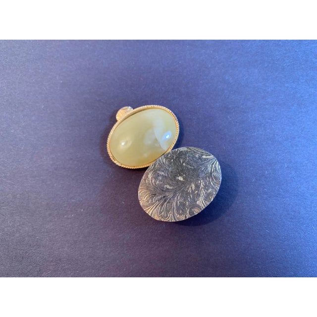 1970s trinket box with a green onyx inlaid lid. It is in appropriate vintage condition with both the hinge and the clasp...