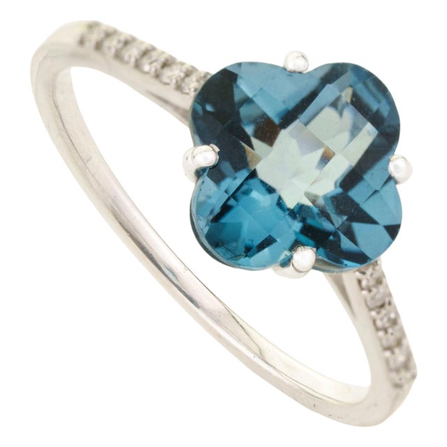 Modern Chic 2.71ct Blue Topaz Diamond Clover Statement Ring in 14k Gold Size 5.5 For Sale