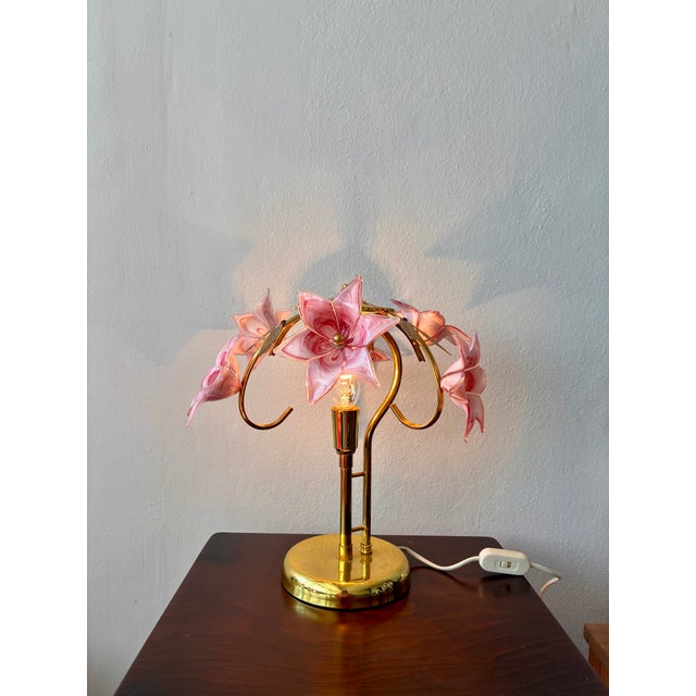 Vintage Pink Murano Glass Floral Table Lamp – Authentic Italian Curved Flower Desk Lamp With Brass Frame – Romantic Atmospheric Lighting For Sale - Image 14 of 18