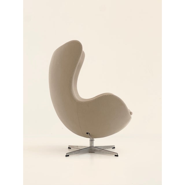 Egg Swivel Lounge Chair in Beige Fabric and Metal by Arne Jacobsen for Fritz Hansen For Sale - Image 6 of 10