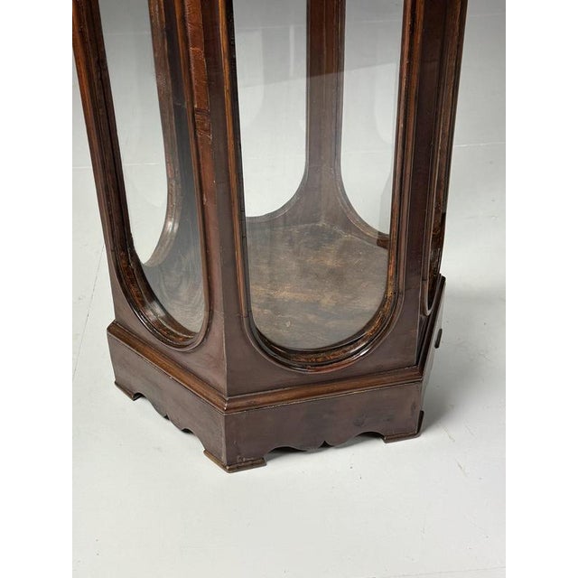 A pair of octagonal display cases. Presumably from italy, 19th century. Made of pine, veneered in mahogany. With a white...