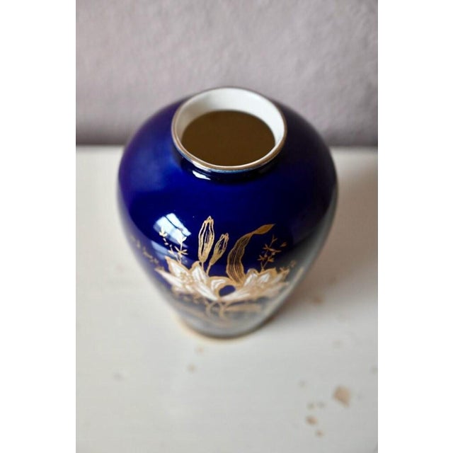 This small vase is a charming and poetic retro decorative object. Made of Limburg porcelain, it boasts a deep, lustrous...