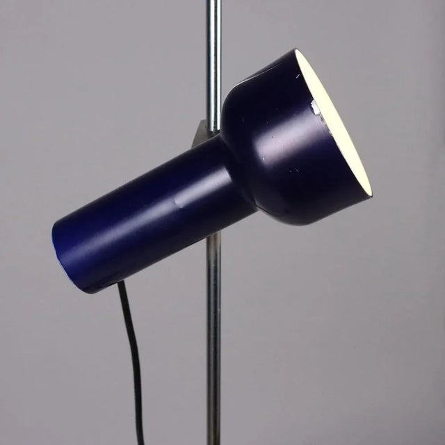 Adjustable and adjustable position lamp by sliding along the auction. Chromed and enameled metal, enamelled aluminum. This...