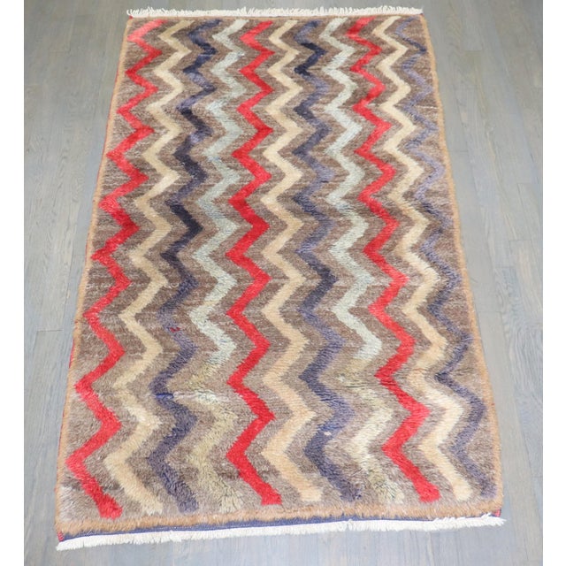 Contemporary Mid Century Modern Minimalist Turkish Zig Zag Tulu Shag Rug no. j5310 For Sale - Image 3 of 5