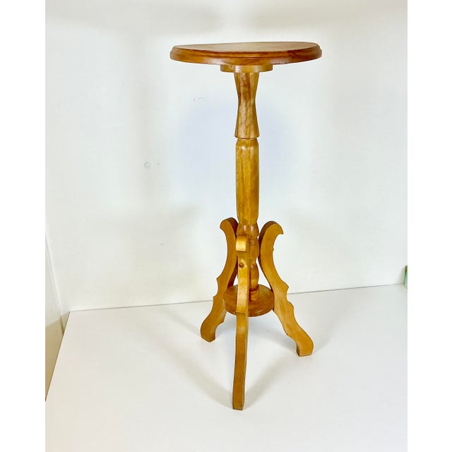 1980s Vintage Arts & Crafts Rustic Farmhouse Three-Leg Maple Drinks Table/Plant Stand. For Sale - Image 5 of 9