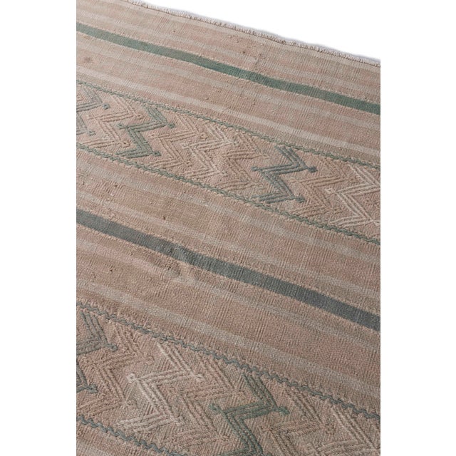 Vintage Circa 1940 Tan Turkish Kilim Flatweave Rug 4ft 8in X 9ft 4in For Sale In New York - Image 6 of 14