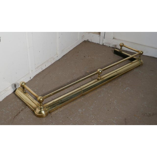 Large 19th Century Brass Fender, 1880s For Sale - Image 3 of 7