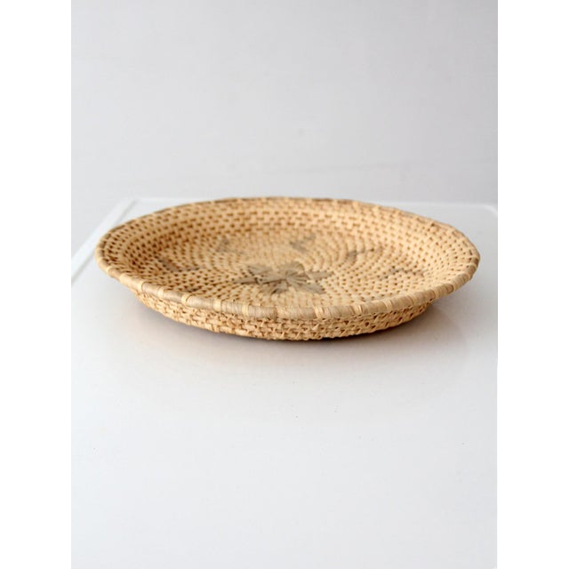 Contemporary Vintage Handwoven Southwestern Basket Tray For Sale - Image 3 of 10